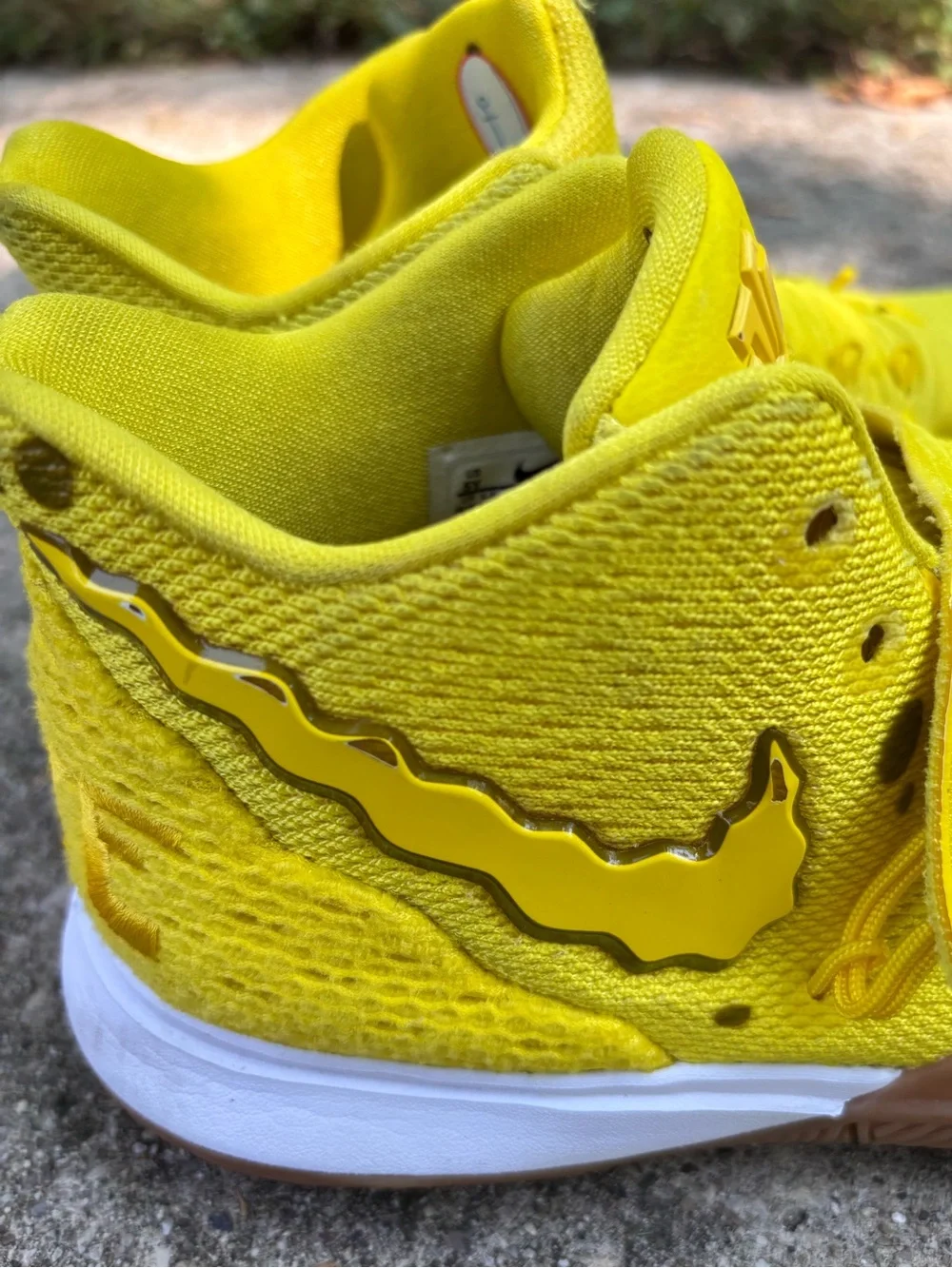 Nike Kyrie 5 x SpongeBob SquarePants GS Size 5Y Basketball Shoes Deadstock